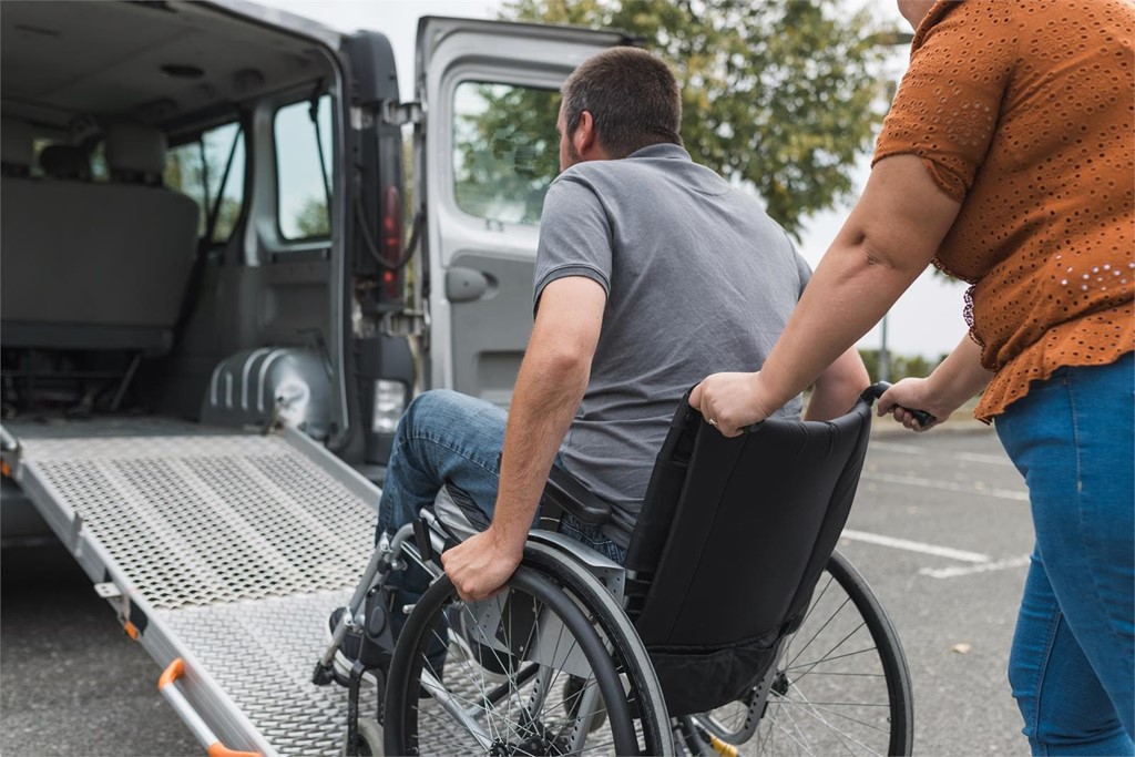 Contamos con vehículos para personas con movilidad reducida