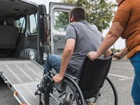 Contamos con vehículos para personas con movilidad reducida