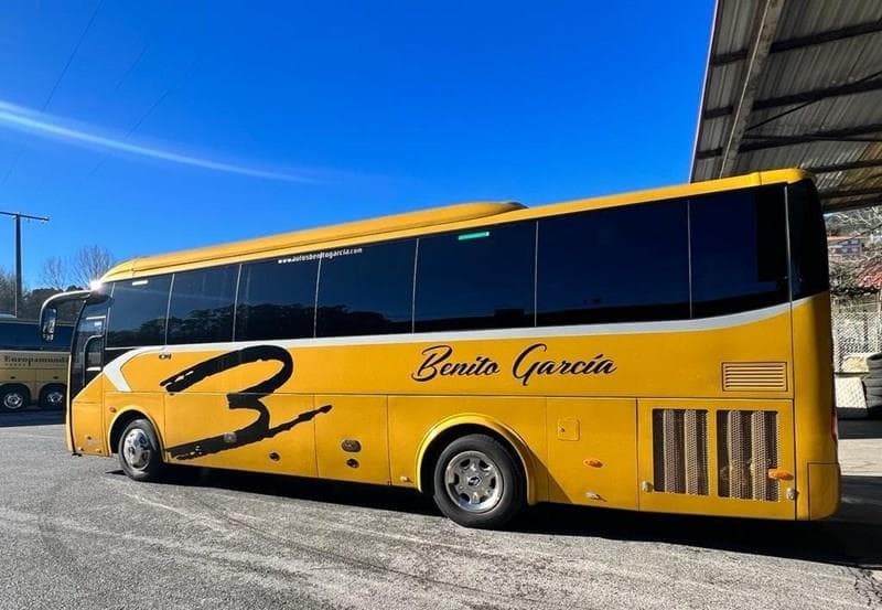 ¿Cuánto cuesta alquilar un autobús para una excursión de un día?