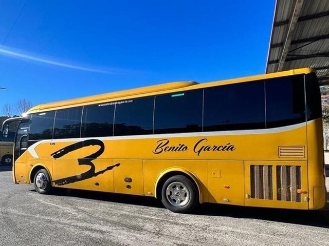 ¿Cuánto cuesta alquilar un autobús para una excursión de un día?