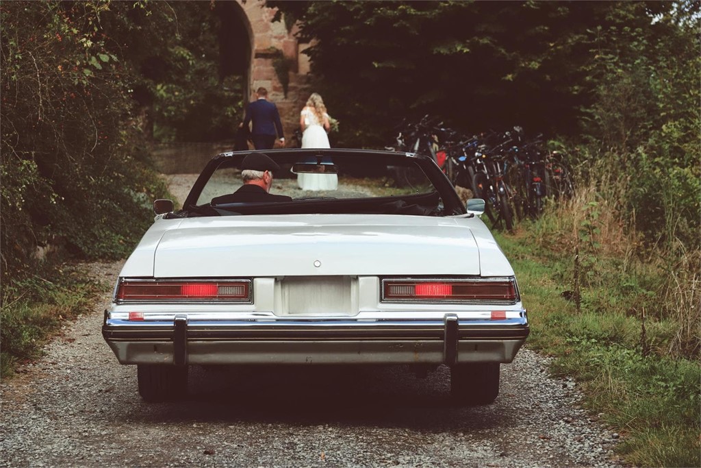 ¿Quiere llegar en coche clásico a su boda? Alquílelo en Autocares Benito García