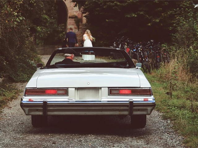 ¿Quiere llegar en coche clásico a su boda? Alquílelo en Autocares Benito García
